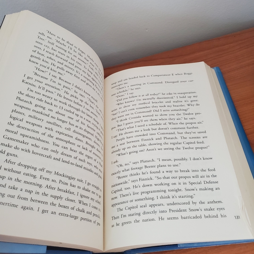 Mockingjay Hunger Games Book - Picture 4 of 7